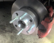 Spurplatten drauf, damit die Räder nach außen kommen