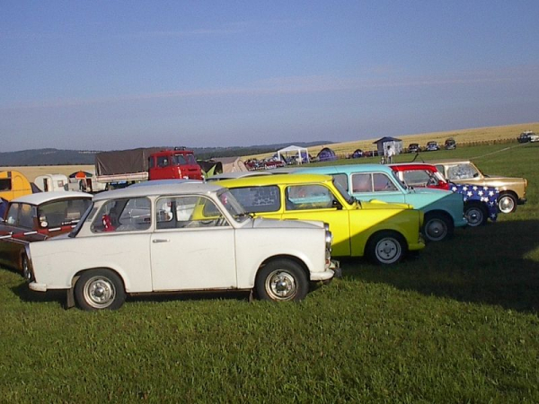 Die Sonne lacht die Trabis an.