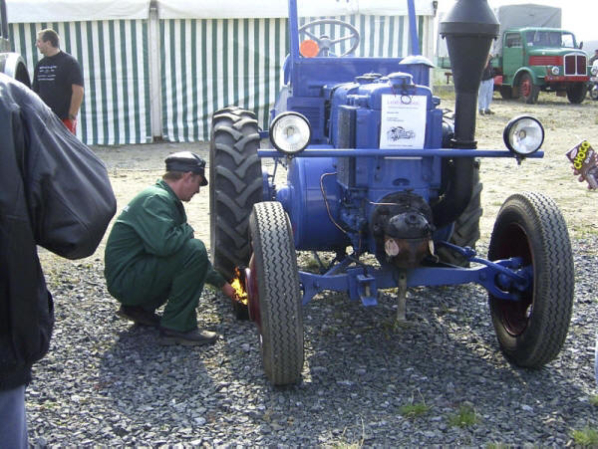Der blaue Lanz Bulldog (BJ 1938) mit 25 PS wird kurz vor der Ausfahrt am Samstag angeglüht.