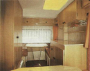 Bild 2.23. Blick auf die Küche des Campinganhängers Intercamp mit darüber liegender Dachentlüftung [15]